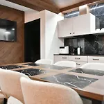 6 Gwiazdek Apartmanhotel 3*